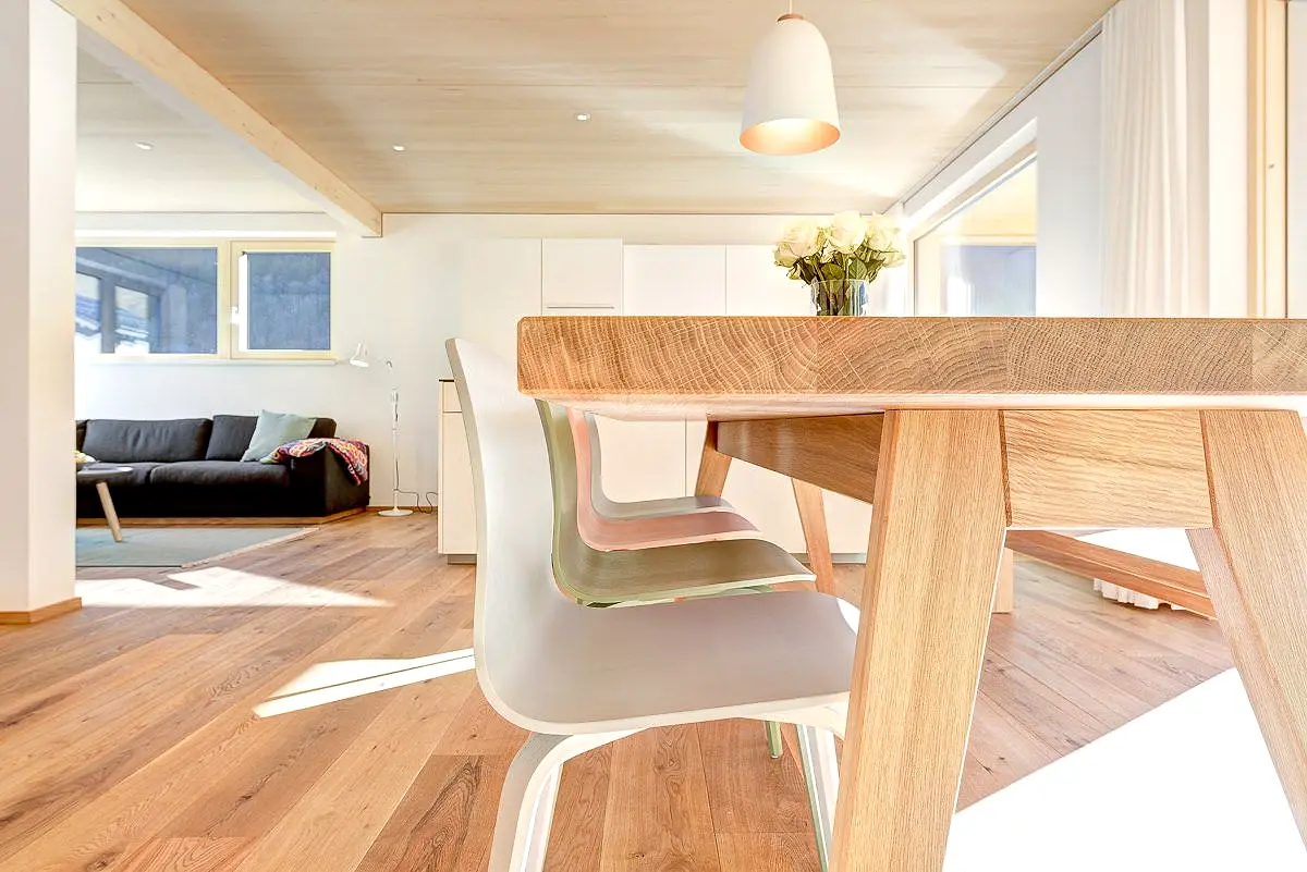 Der Esstisch aus massiver Eiche mit Stühlen von Muuto